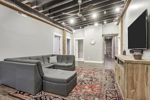 TV, ping pong, stereo