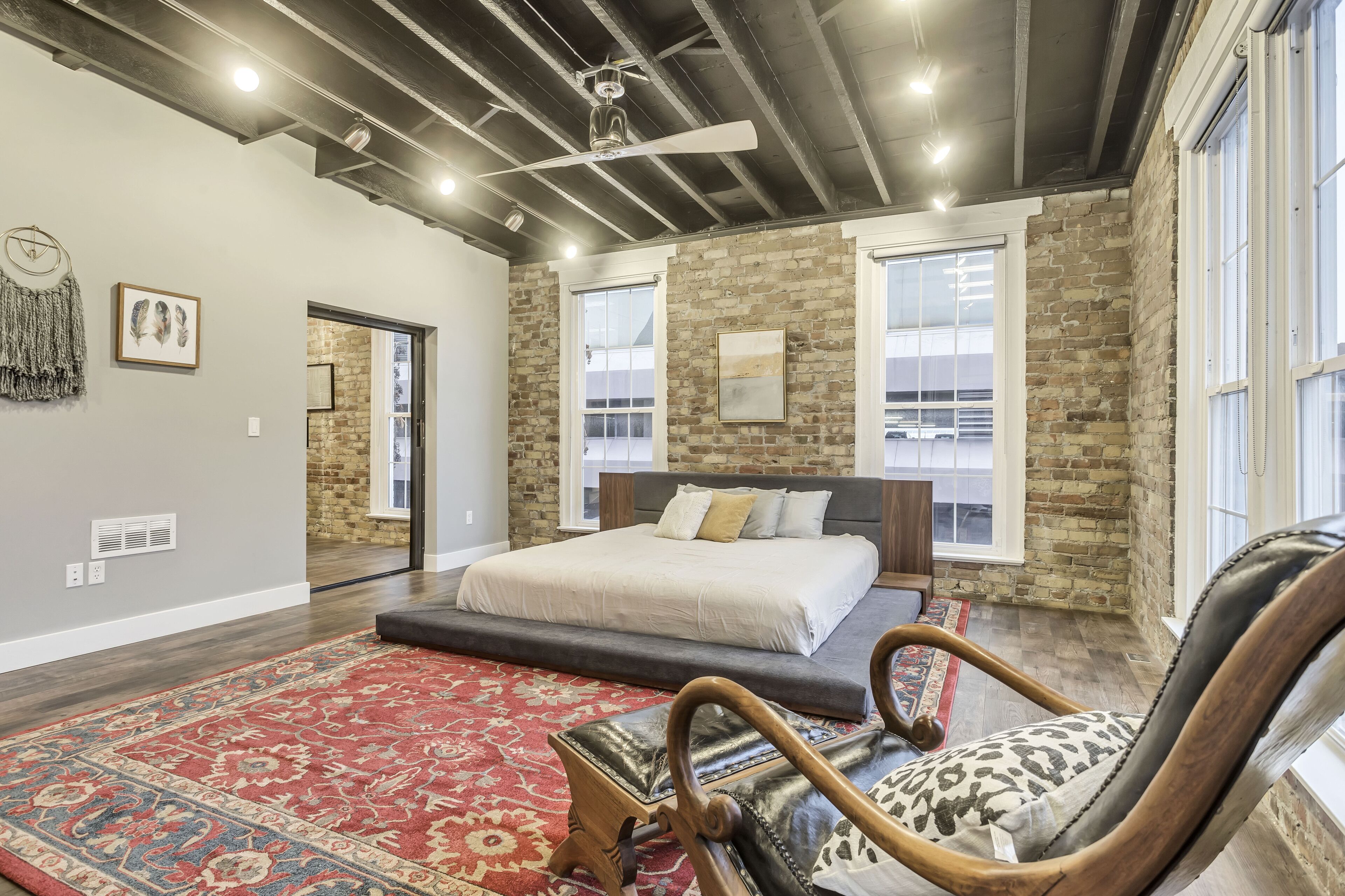 4 bedrooms, desk, iron/ironing board, WiFi