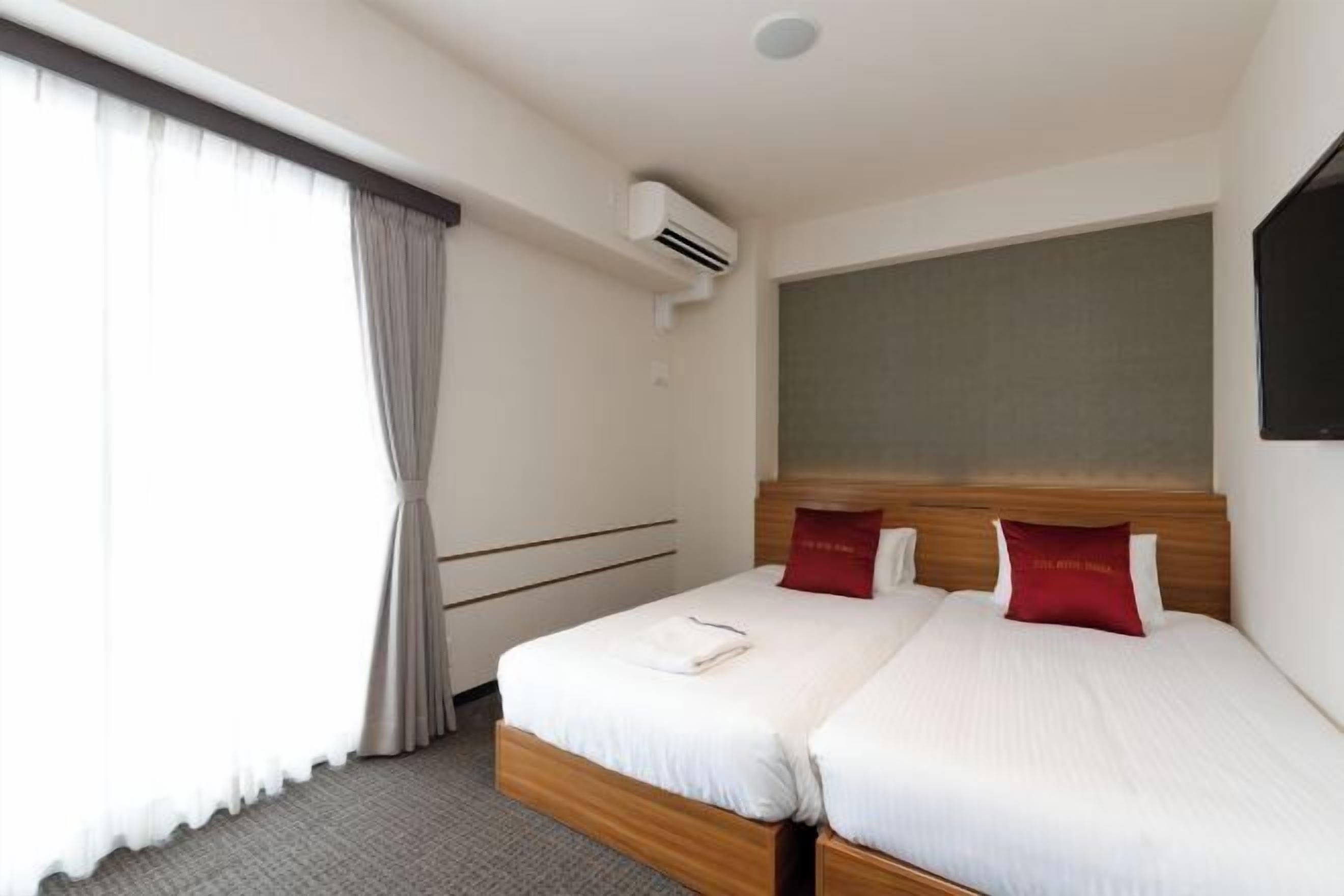 Escritorio, tabla de planchar con plancha, wifi gratis y ropa de cama