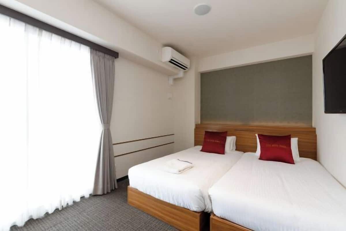 Escritorio, tabla de planchar con plancha, wifi gratis y ropa de cama