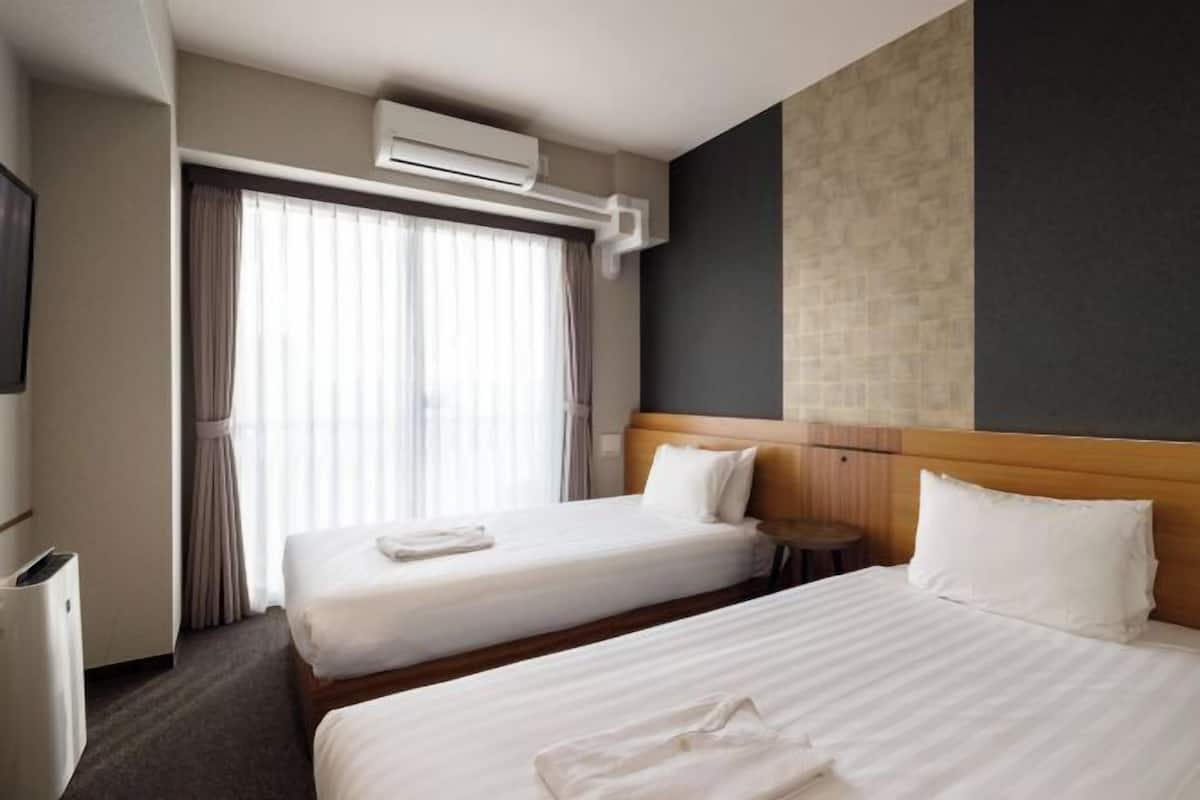 Escritorio, tabla de planchar con plancha, wifi gratis y ropa de cama