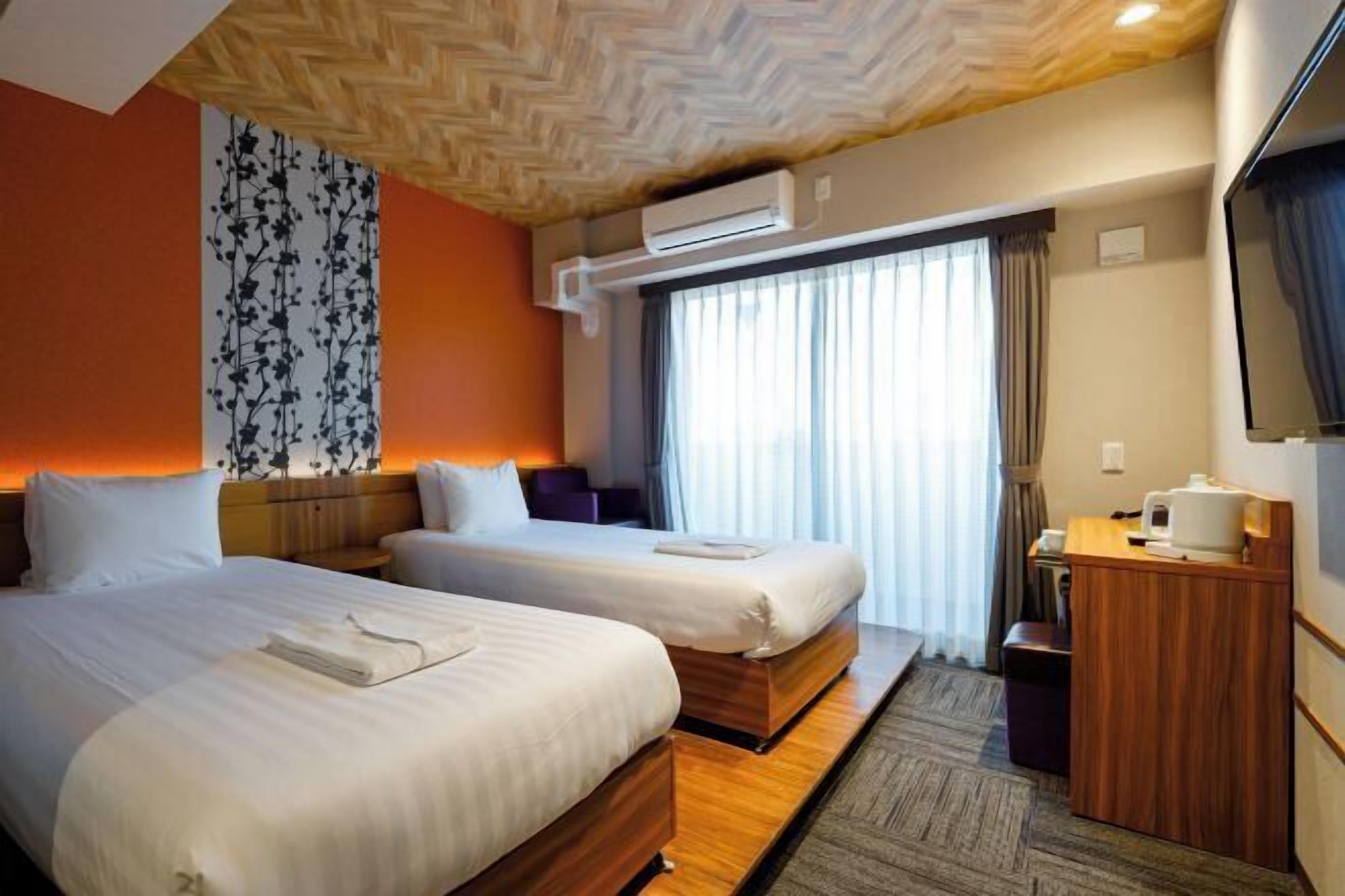 Escritorio, tabla de planchar con plancha, wifi gratis y ropa de cama