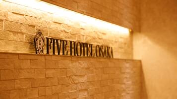 En skylt för hotellet Five Hotel Osaka, med en femuddig stjärna och siffran 5.