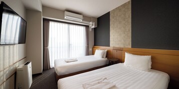 Escritorio, tabla de planchar con plancha, wifi gratis y ropa de cama 