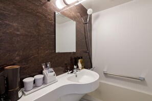 Deep-soaking bathtub, free toiletries, hair dryer, bathrobes - FIVE HOTEL OSAKA (Osaka)
