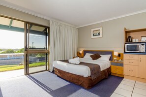 Desk, blackout drapes, soundproofing, iron/ironing board - Gladstone Palms Motor Inn (West Gladstone)