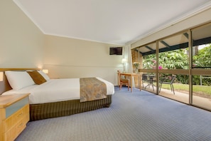 Standard Double Room | 1 bedroom, desk, blackout drapes, soundproofing