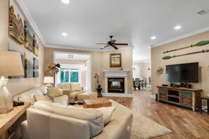 Smart-tv, een open haard, een dvd-speler en tafelvoetbal