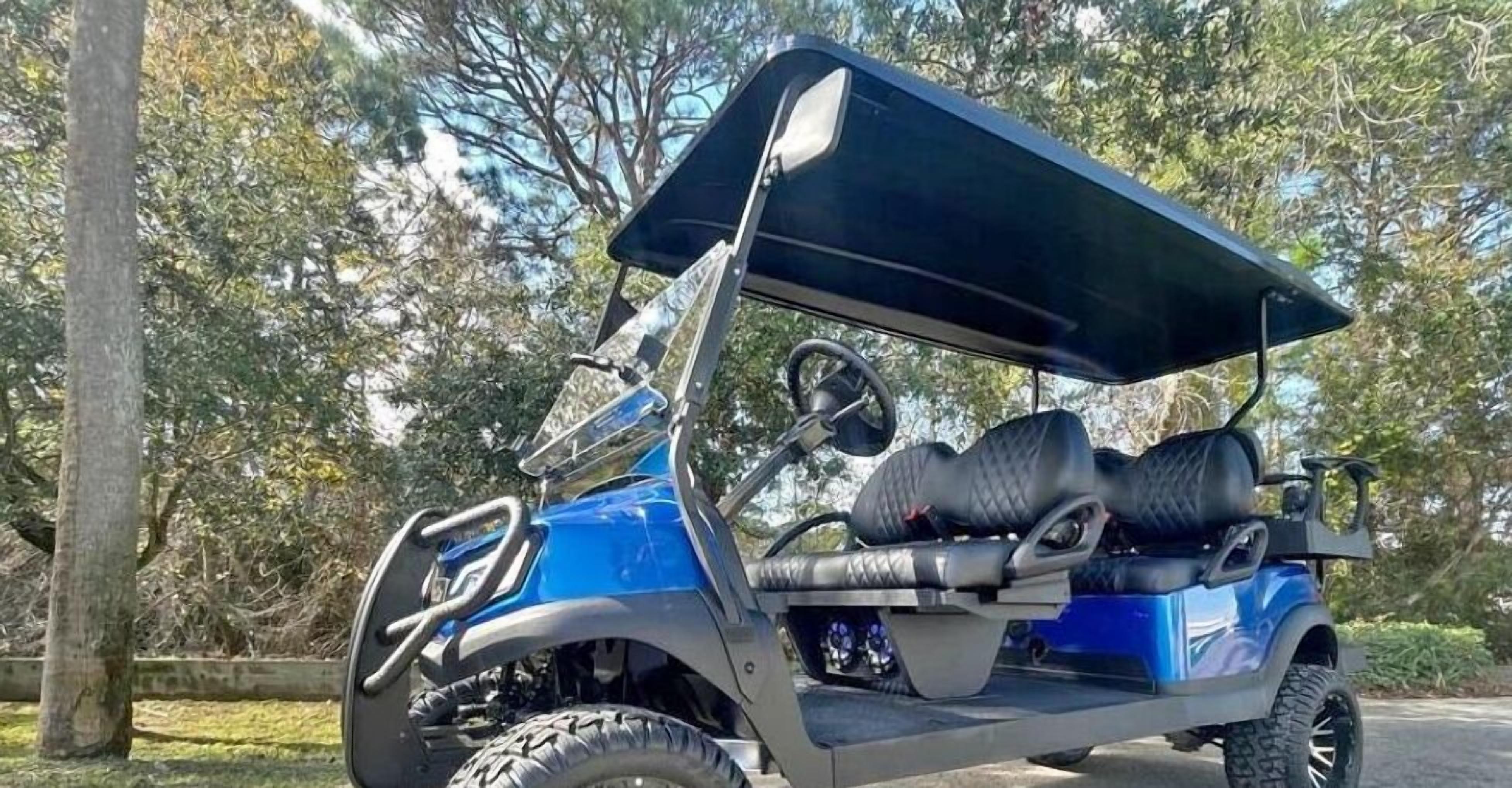 Ein blauer Golfwagen mit Verdeck, ausgestattet mit zwei schwarzen Sitzen und einem Lenkrad.