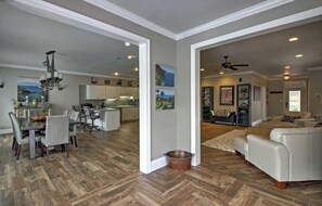 Smart-tv, een open haard, een dvd-speler en tafelvoetbal