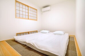 9 bedrooms, iron/ironing board, free WiFi - Summer Lotus House Osaka (Osaka)