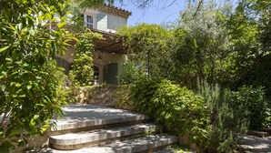 A stone staircase leading up to a building with a tiled roof, surrounded by lush greenery. - Beautiful private villa for 8 guests with WIFI, private pool, TV, patio and pets allowed (Maussane-les-alpilles)