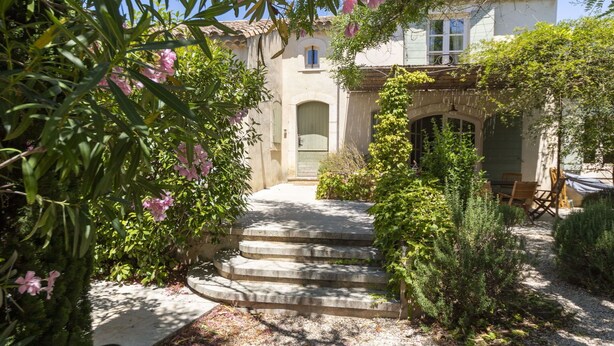 A stone staircase leading to a house with a tiled roof and a door. - Beautiful private villa for 8 guests with WIFI, private pool, TV, patio and pets allowed (Maussane-les-alpilles)