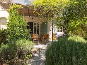 Outdoor dining - Wonderful private villa for 8 people with WIFI, private pool, TV, patio and pets allowed (Maussane-les-alpilles)