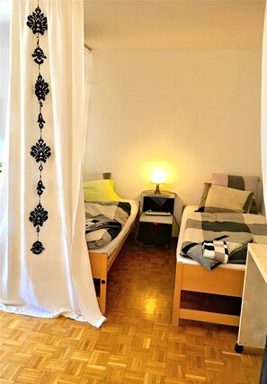 1 habitación, tabla de planchar con plancha, wifi gratis y ropa de cama 