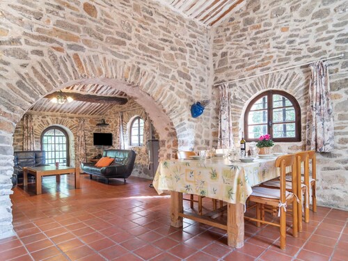 Belle maison de vacances privée avec WIFI, piscine privée, TV, terrasse et animaux admis