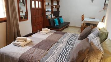 Tabla de planchar con plancha, wifi gratis, ropa de cama