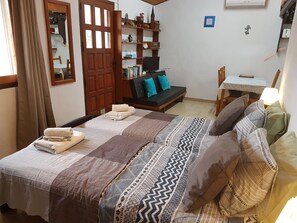 Een strijkplank/strijkijzer, gratis wifi, beddengoed