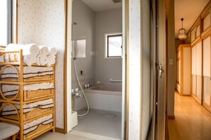Hus (Private Vacation Home) | Badrumsbekvämligheter | Badkar och dusch, gratis toalettartiklar, hårtork och bidé