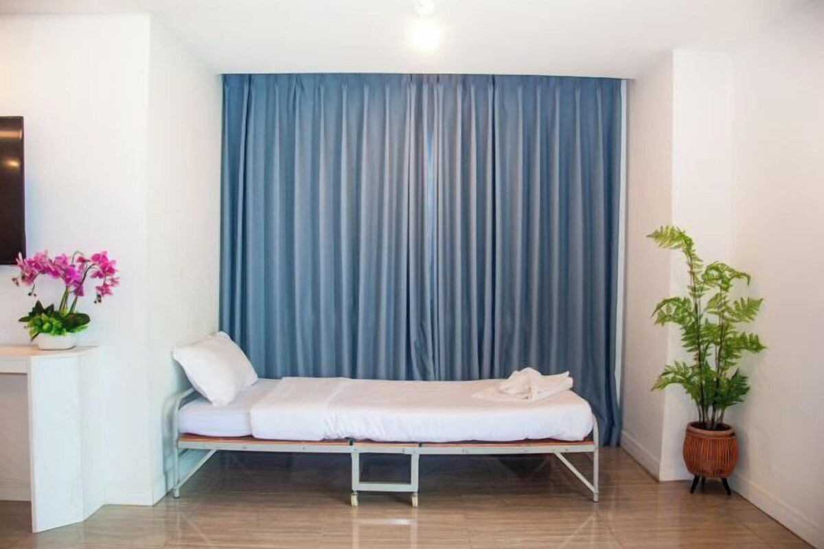 Minibar, caja fuerte, escritorio y cortinas opacas