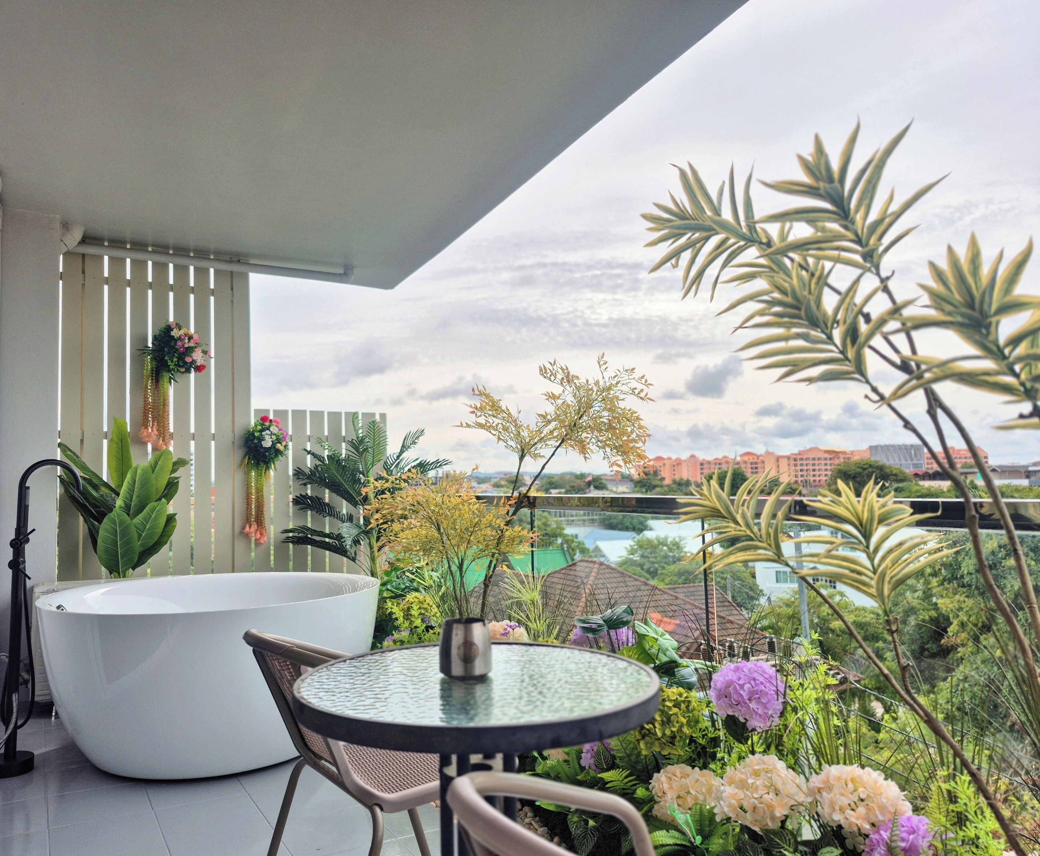 Junior Family | Deep-soaking bathtub