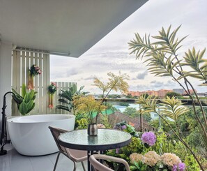 Deep-soaking bathtub