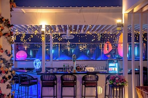 Bar al costat de la piscina