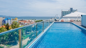 Ein Rooftop-Pool mit Infinity-Kante und weiter Meer- und Bergsicht.