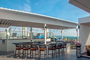 Bar au bord de la piscine