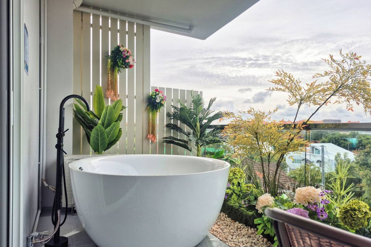 Junior Family | Deep soaking bathtub