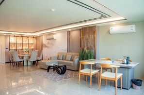 Topstar Private Residence | Living room | 52-inch TV with satellite channels - HT9 HOTEL (Pattaya)