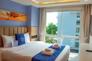 2 عدّة غرف نوم وميني بار وخزنة داخل الغرفة وبديكورات فريدة لكل غرفة