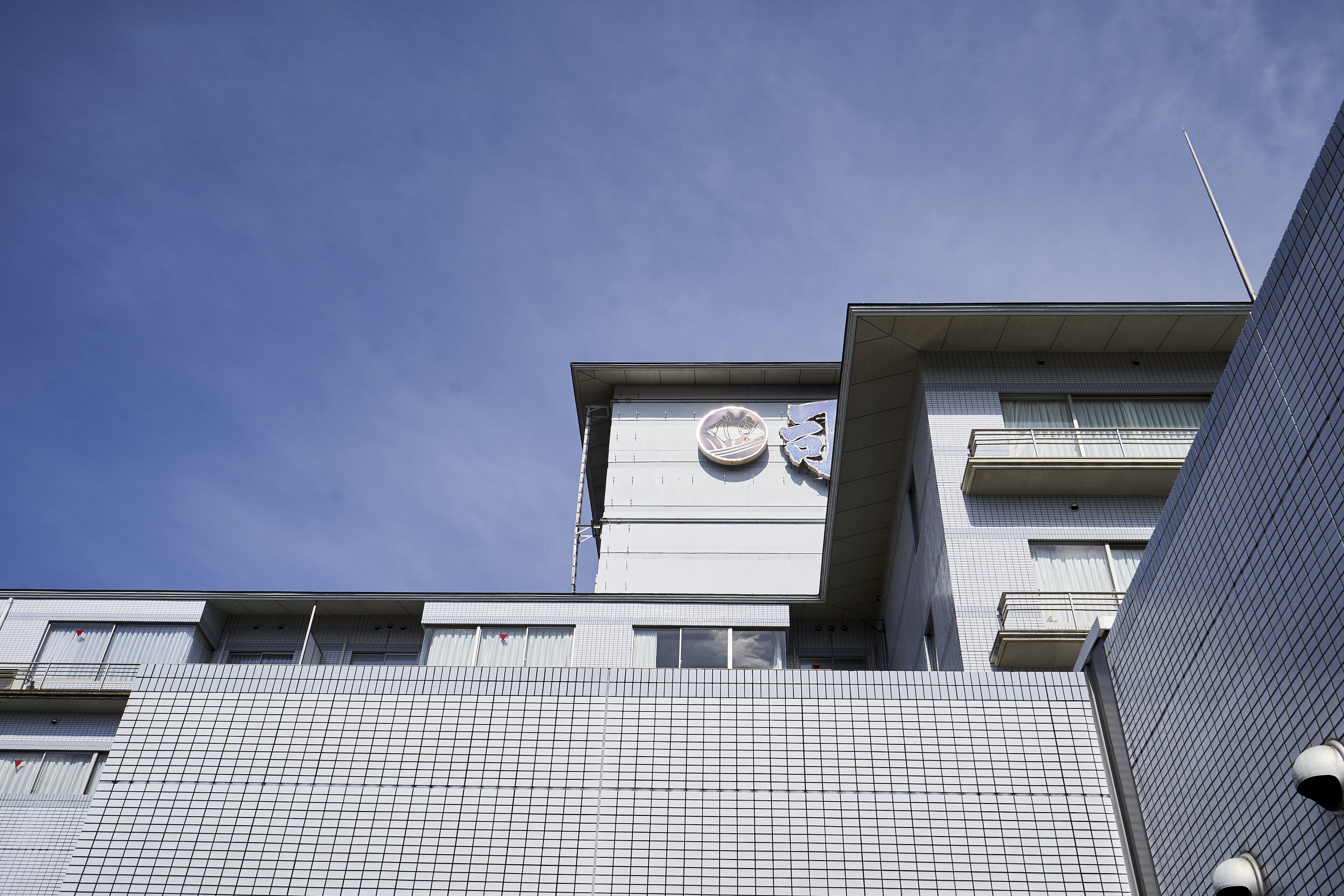 Un edificio con facciata piastrellata e una finestra circolare.