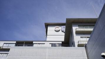 Un edificio con facciata piastrellata e una finestra circolare.