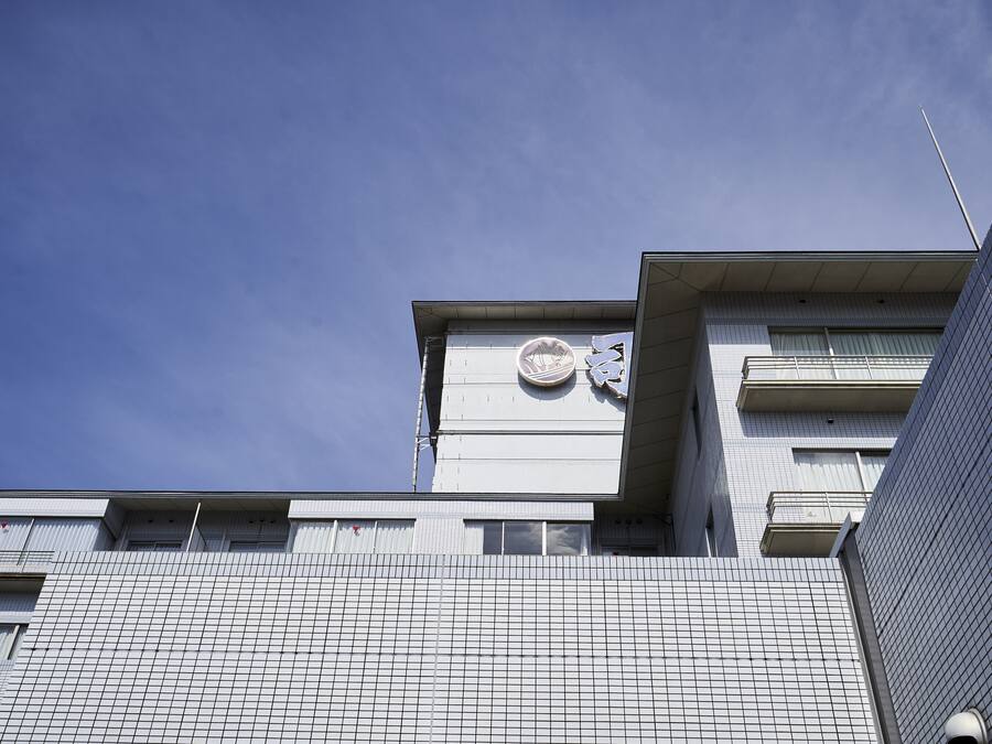 Un edificio con facciata piastrellata e una finestra circolare.