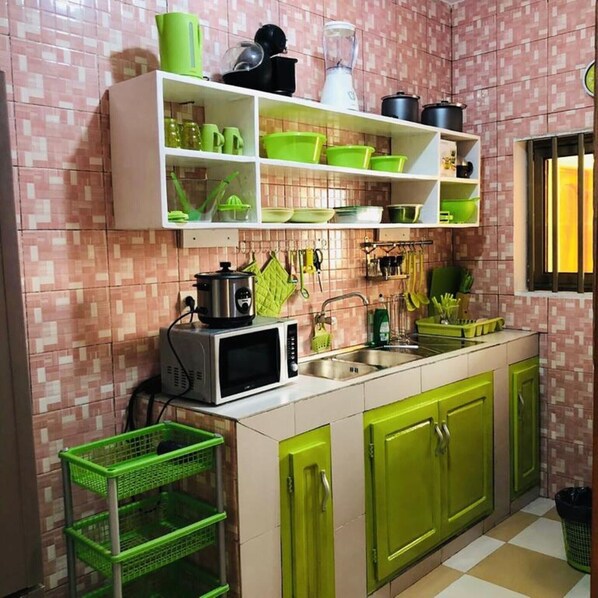 Réfrigérateur, micro-ondes, four, cafetière/bouilloire