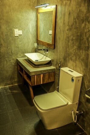 Deluxe Double or Twin Room | Bathroom
