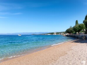 Beach - Stunning private villa with private pool, hot tub, WIFI, A/C, TV, terrace and pets allowed (Rijeka)