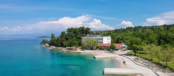 Beautiful private villa with hot tub, private pool, WIFI, A/C, TV, terrace and pets allowed