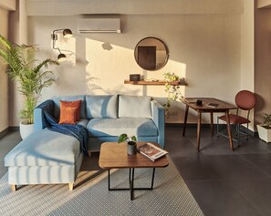 Design Studio, 1 King Bed, Balcony | Living room