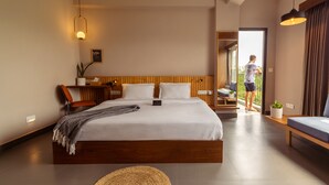 デラックス ルーム キングベッド 1 台 バルコニー | 高級寝具、低反発ベッド、アイロン / アイロン台、WiFi (無料)