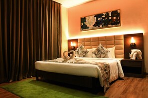 Minibar, sistema de insonorización y tabla de planchar con plancha 