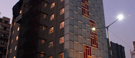 Fachada de la propiedad por la tarde o noche