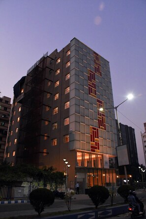 Fachada de la propiedad por la tarde o noche