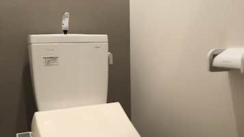 Double Room (201) | Bathroom | Free toiletries, hair dryer, electronic bidet, towels