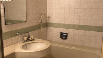 Chambre Double (201) | Salle de bain | Articles de toilette gratuits, sèche-cheveux