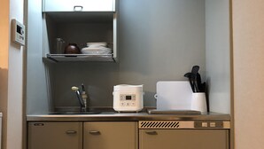 Double Room (204) | Private kitchenette | Fridge, microwave, stovetop, rice cooker - Alphabed Okayama Kyomachi Room 204 (Okayama)