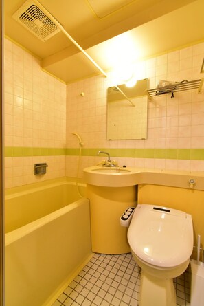 Double Room (204) | Bathroom | Free toiletries, hair dryer, electronic bidet, towels