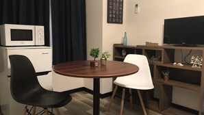 Double Room (204) | Desk, WiFi (free) - Alphabed Okayama Kyomachi Room 204 (Okayama)
