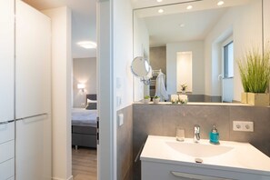 Unclassified image, 5 of 37, button